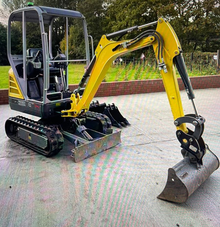 1.6 TONNE DIGGER & OPERATOR FOR HIRE